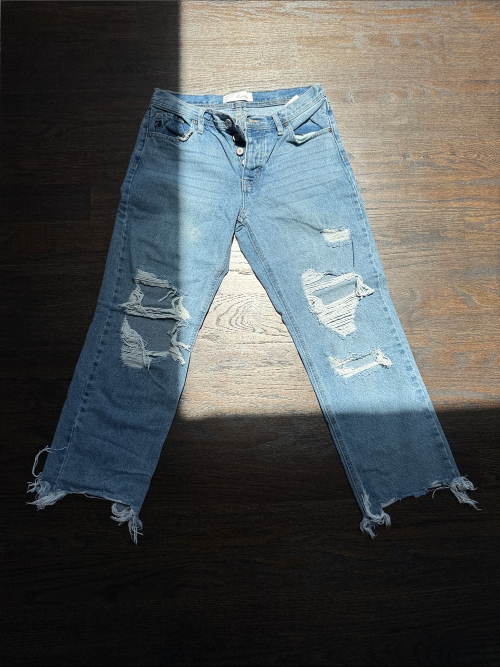 Distressed Light Blue Boyfriend Jeans with Frayed Hem